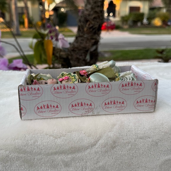 SHOW STOPPERS " LETA " PORCELAIN DOLL NEW AND NRFB 6 INCHES STANDING - Picture 8 of 9